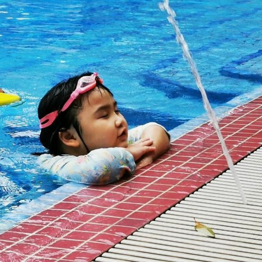 children swimming lessons. female swimming instructor. swimming instructor for kids